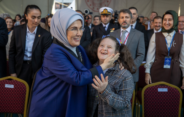 Emine Erdoğan: Bir toplum, her mensubunu eşit önemde gördüğünde medeni olur